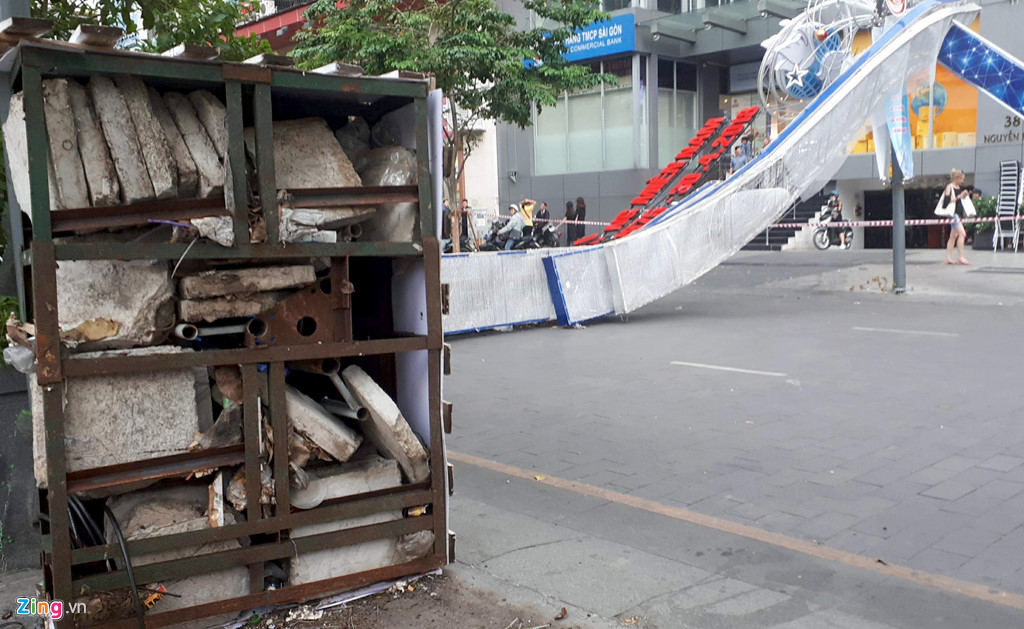 Hiện trường cổng chào phố đi bộ Nguyễn Huệ đổ sập, đè người đi đường